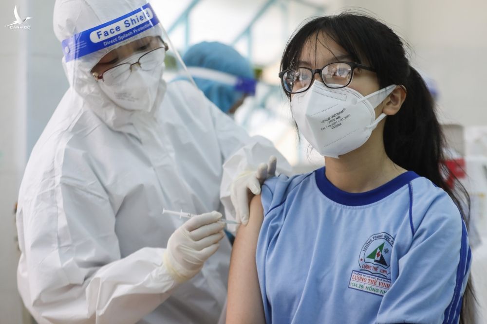 Học sinh được tiêm vaccine tại trường THPT Lương Thế Vinh ngày 27/10. Ảnh: Quỳnh Trần