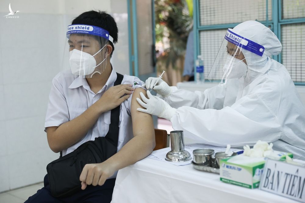 Tiêm vaccine Pfizer cho trẻ trên 12 tuổi tại trường THPT Lương Thế Vinh (quận 1), ngày 27/10. Ảnh: Quỳnh Trần