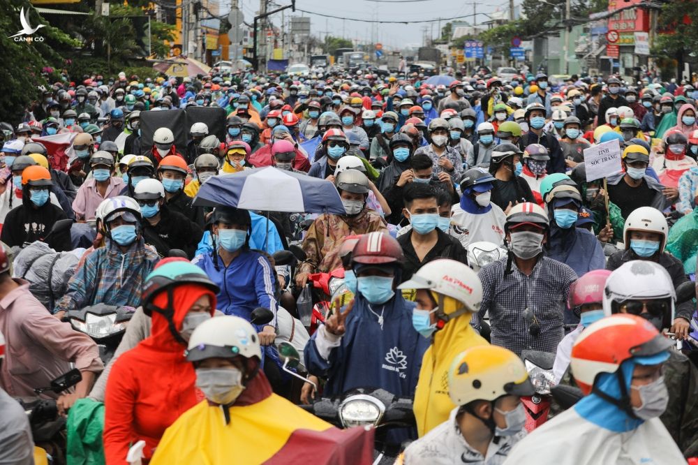 Hàng nghìn người dân chờ ở chốt kiểm soát trên quốc lộ 1A, huyện Bình Chánh TP HCM để chờ về quê ở các tỉnh miền Tây, ngày 1/10. Ảnh: Quỳnh Trần