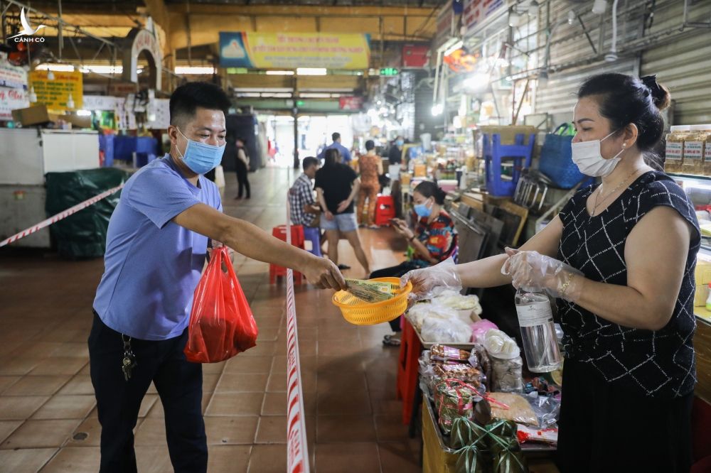 Chợ Bến Thành mở cửa trở lại sau hơn 3 tháng tạm ngưng, ngày 6/10. Ảnh: Quỳnh Trần