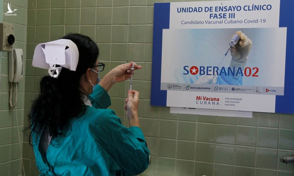 Y tá chuẩn bị tiêm vaccine Soberana 02 trong đợt thử nghiệm lâm sàng tại Cuba hồi tháng 3. Ảnh: AFP.