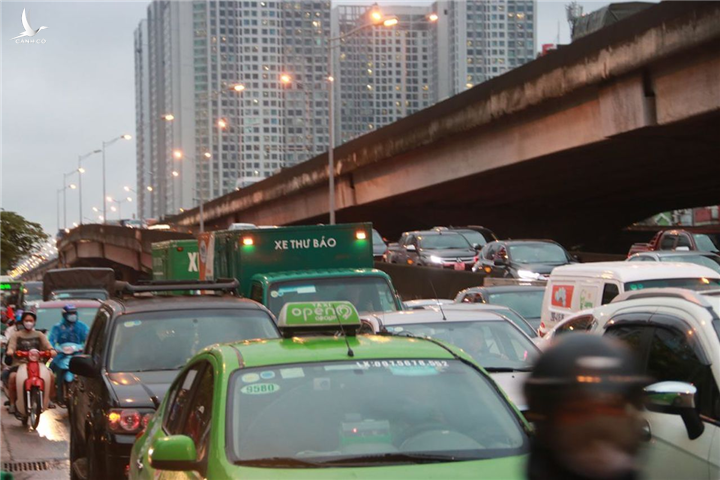 Hà Nội: 4 ô tô tông liên hoàn, đường Vành đai 3 trên cao tắc cứng 15km - 8