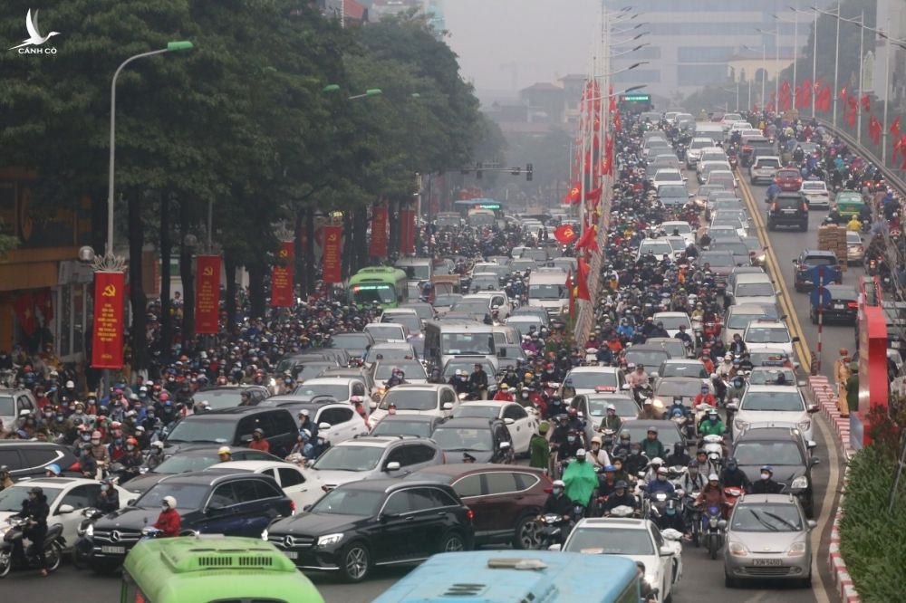 Ùn tắc giao thông ở khu vực đường Nguyễn Chí Thanh giao Trần Duy Hưng, tháng 1/2021. Ảnh: Phương Sơn