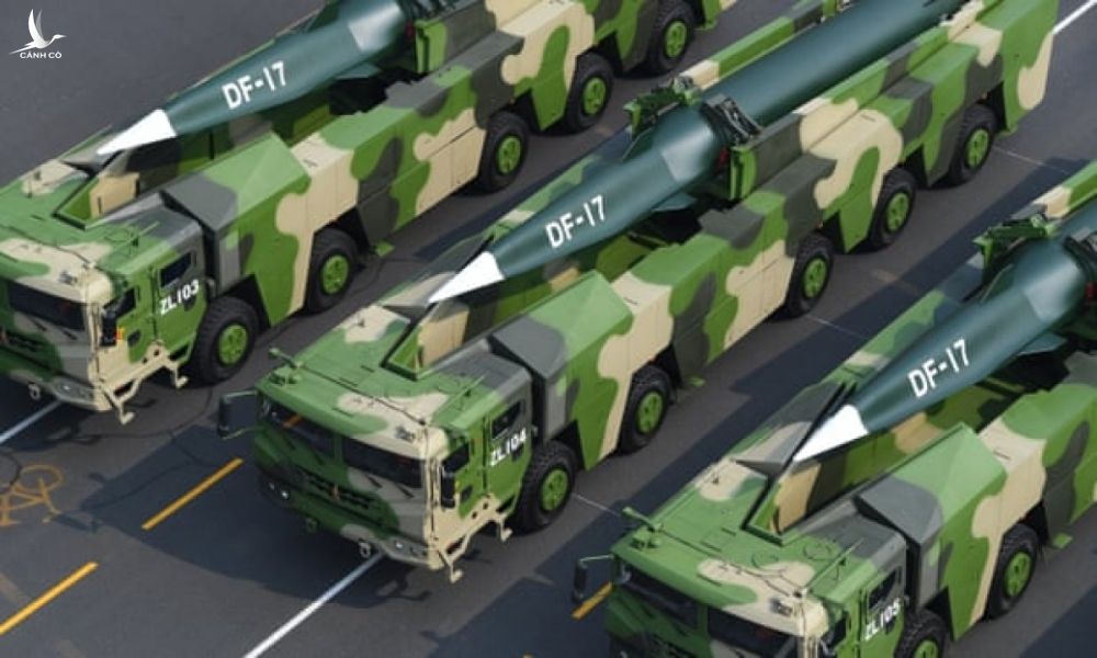 Các phương tiện quân sự chỏ tên lửa đạn đạo siêu thanh DF-17 có khả năng bay nhanh gấp 5 lần tốc độ âm thanh tại một cuộc diễu hành ở Bắc Kinh, Trung Quốc tháng 10/2019. Ảnh: EPA
