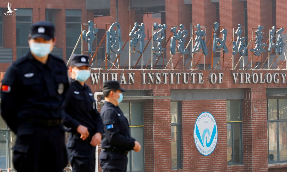 Nhân viên an ninh bên ngoài Viện Virus học Vũ Hán ở thành phố Vũ Hán, Trung Quốc, hôm 3/2. Ảnh: Reuters.