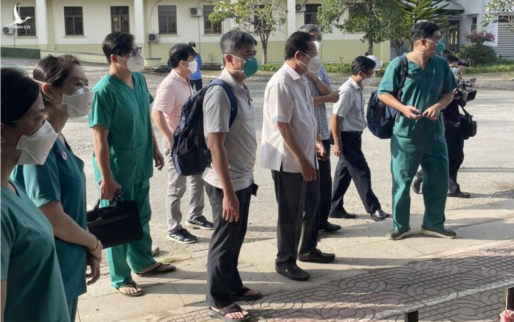 Đội phản ứng nhanh Bệnh viện Chợ Rẫy đi khảo sát tại bệnh viện điều trị Covid-19 tại Cà Mau. Ảnh: Bệnh viện cung cấp
