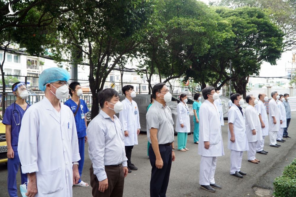 Các y bác sĩ Bệnh viện Thống Nhất thực hiện nghi thức chào cờ trước khi lên đường đi Ninh Thuận trưa 16/10. Ảnh: Thư Anh
