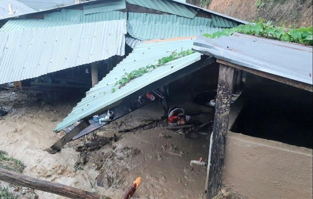 Quảng Nam: Nước tràn vào nhà, hàng trăm hộ dân vùng cao chạy lũ - ảnh 5