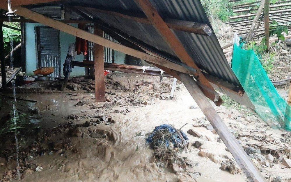 Quảng Nam: Nước tràn vào nhà, hàng trăm hộ dân vùng cao chạy lũ - ảnh 2