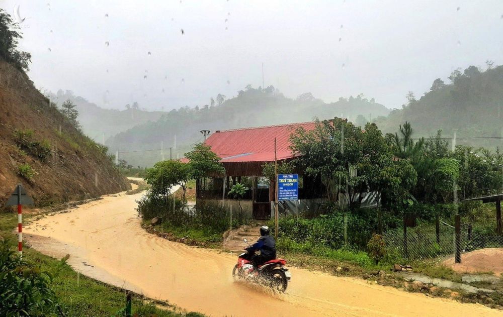 Quảng Nam: Nước tràn vào nhà, hàng trăm hộ dân vùng cao chạy lũ - ảnh 1