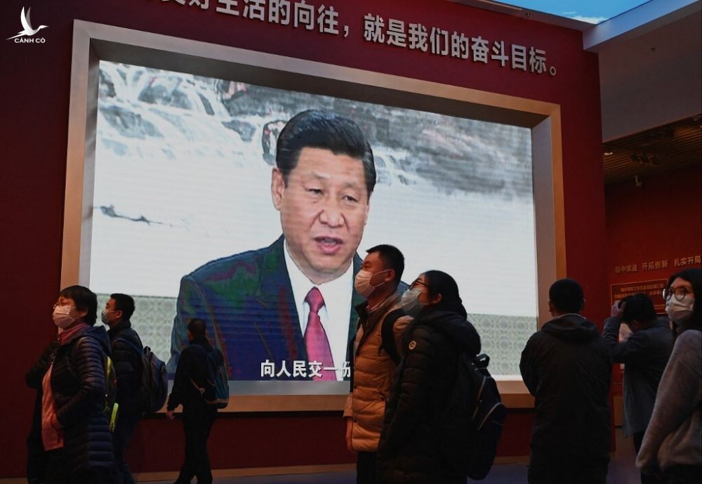Du khách trước màn hình chiếu Chủ tịch Trung Quốc Tập Cận Bình tại Bảo tàng đảng Cộng sản Trung Quốc ở Bắc Kinh hôm nay. Ảnh: AFP.