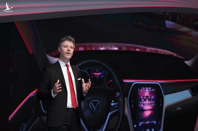 David Lyon, Giám đốc Thiết kế VinFast, người đã gắn bó với hãng xe Việt từ Triển lãm Paris Motorshow 2019. Ảnh: VinFast.