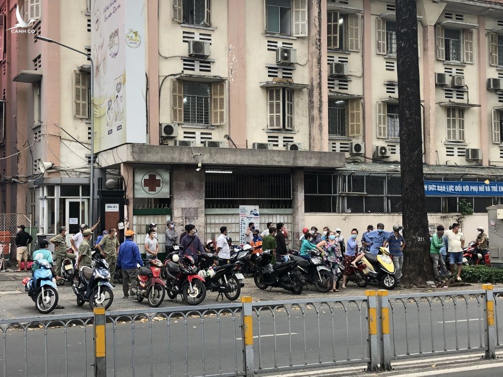  Không được đón tiếp, CEO Nguyễn Phương Hằng rời đi ngay sau khi đến trụ sở báo Sài Gòn Giải Phóng - Ảnh 2.