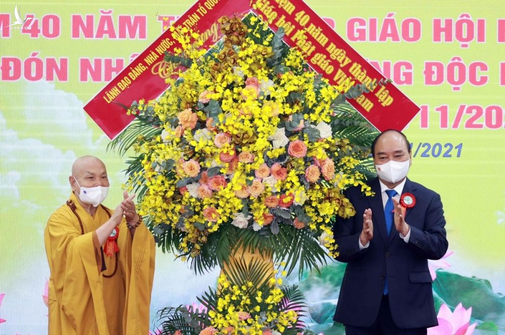Chủ tịch nước thay mặt lãnh đạo Đảng, Nhà nước tặng lẵng hoa chúc mừng Giáo hội Phật giáo Việt Nam.