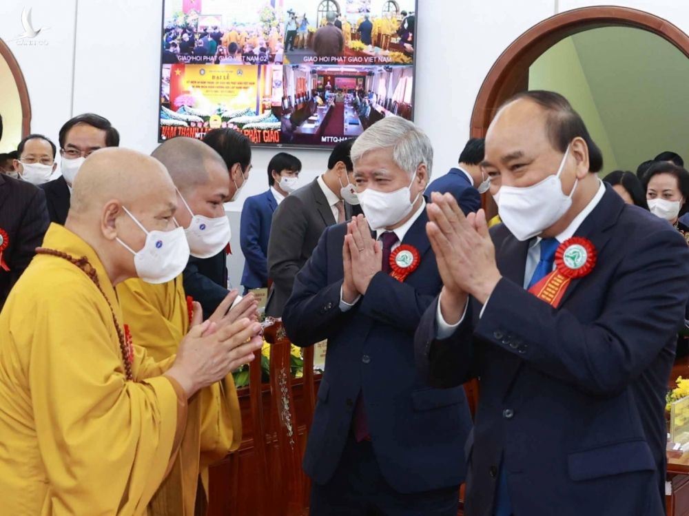 Chủ tịch nước Nguyễn Xuân Phúc tới dự Đại lễ kỷ niệm 40 năm thành lập Giáo hội Phật giáo Việt Nam.