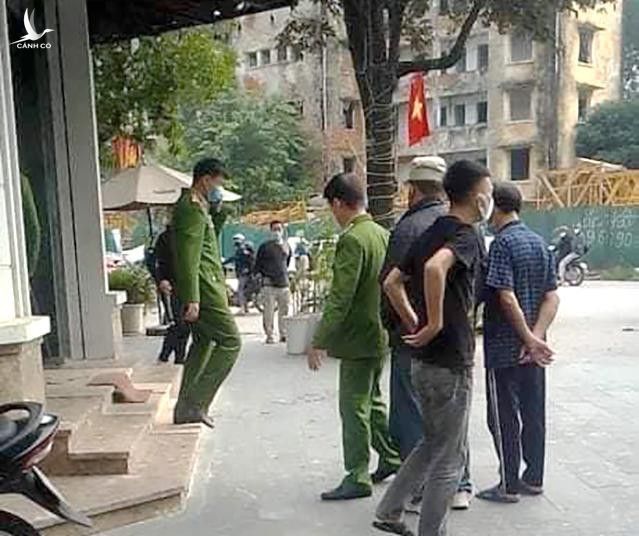 Nổ súng trong quán cà phê giữa ban ngày, một người gục tại chỗ ảnh 1