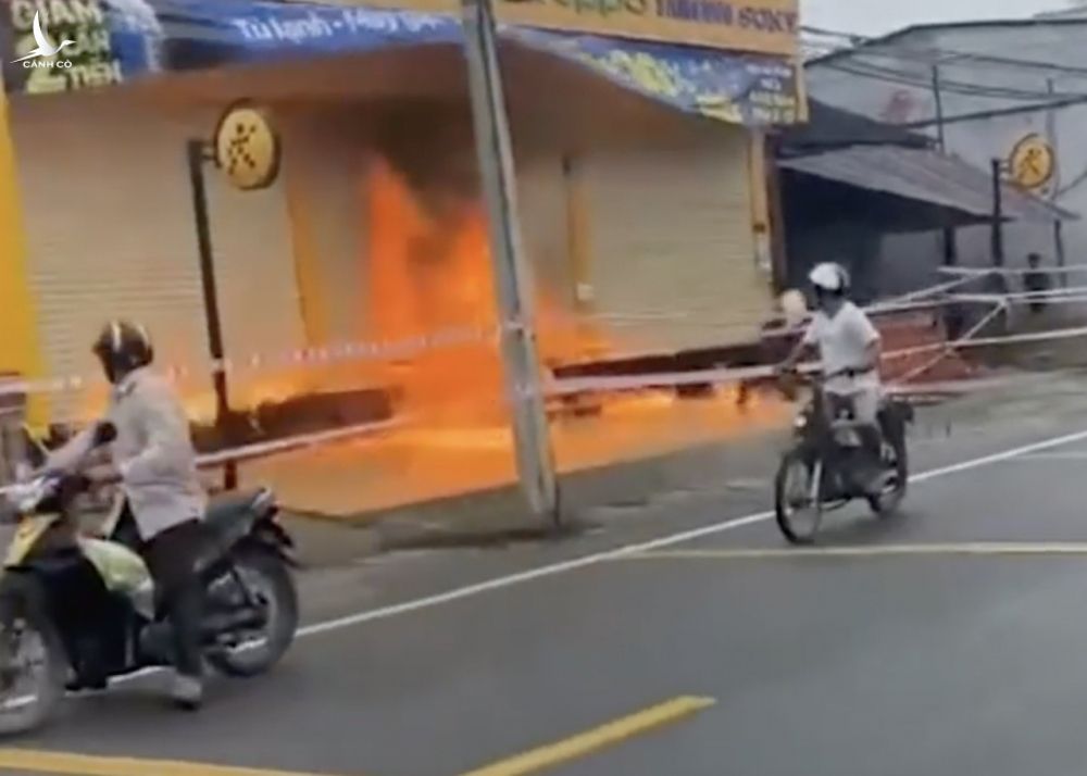 Người đàn ông mua xăng đốt cửa hàng Điện máy xanh ảnh 1 Nguoi dan ong mua xang dot cua hang Dien may xanh anh 1