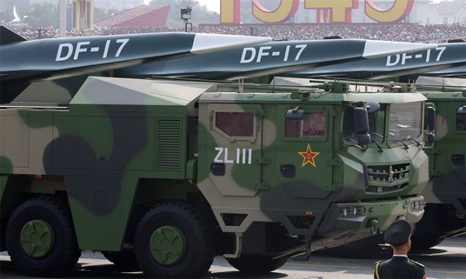 Tên lửa siêu vượt âm DF-17 trong lễ duyệt binh ở Bắc Kinh, Trung Quốc, tháng 10/2019. Ảnh: Reuters.