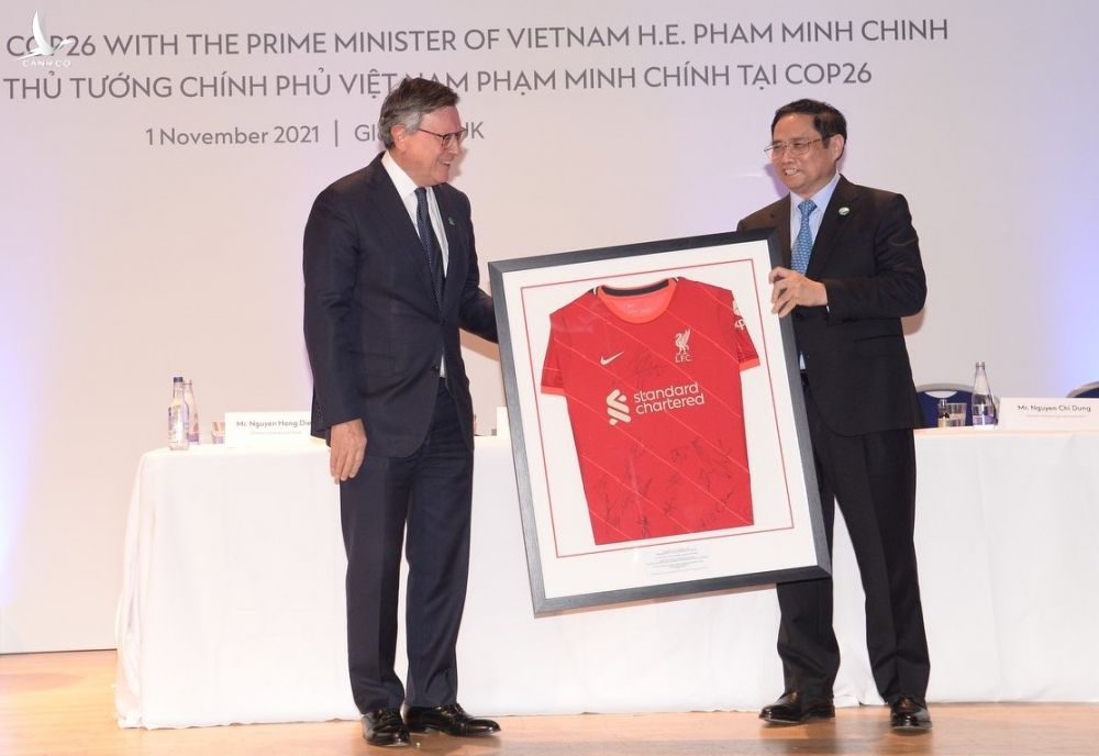 Lãnh đạo tập đoàn Standard Chartered tặng Thủ tướng Phạm Minh Chính áo thi đấu của đội liverpool