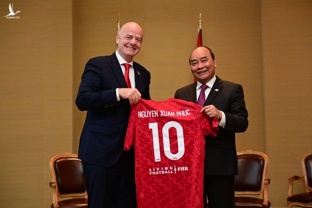 Gặp gỡ Chủ tịch nước Nguyễn Xuân Phúc tại Thụy Sỹ, Chủ tịch FIFA nói điều ấm lòng - ảnh 1