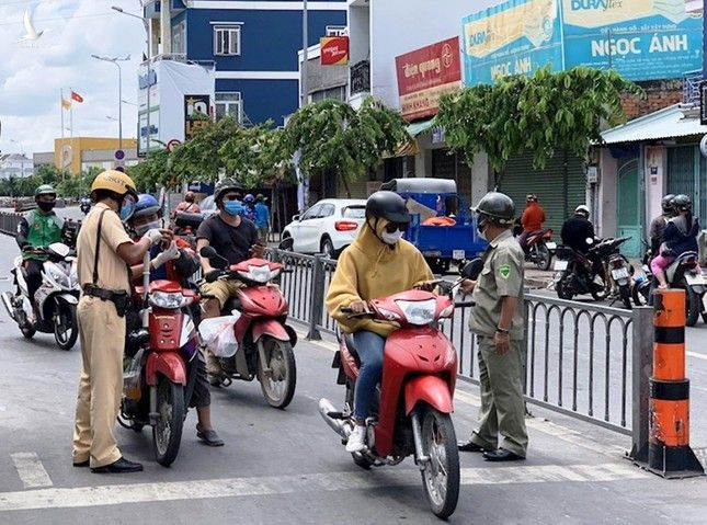 TPHCM yêu cầu kiểm soát người ra vào địa bàn do ca nhiễm COVID-19 tăng trở lại ảnh 1