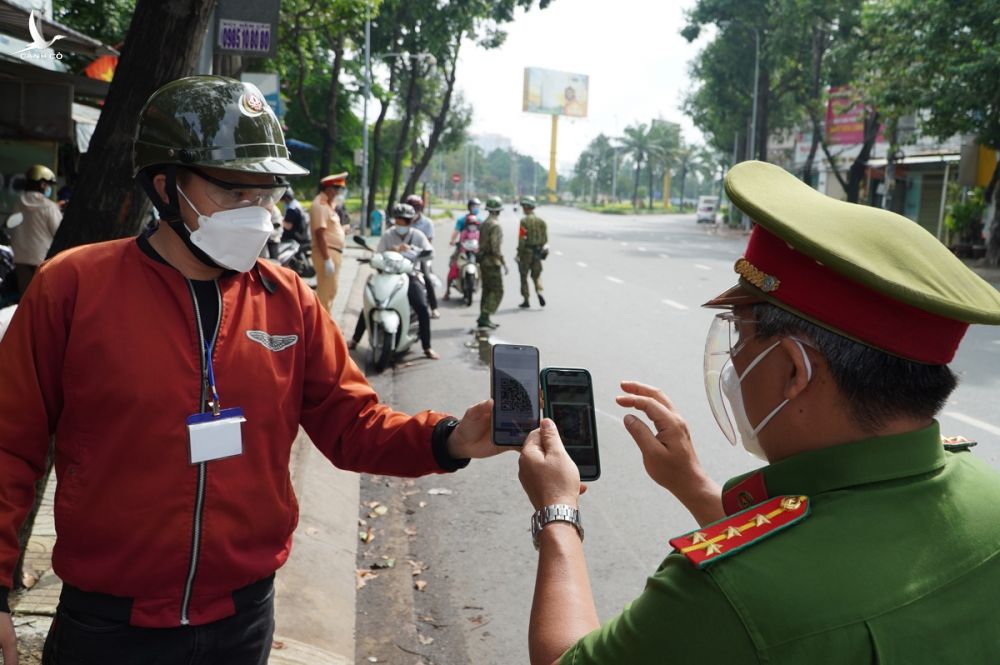 Cảnh sát kiểm tra người dân khai báo di chuyển nội địa trên đường Đinh Bộ Lĩnh, quận Bình Thạnh, hồi tháng 8. Ảnh: Gia Minh