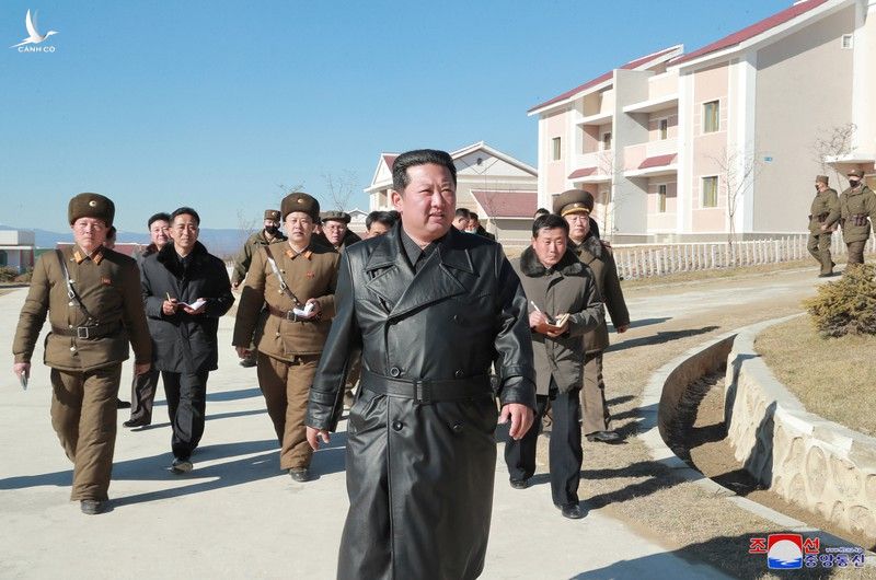 Ông Kim Jong-un tái xuất sau hơn 1 tháng vắng bóng - ảnh 1