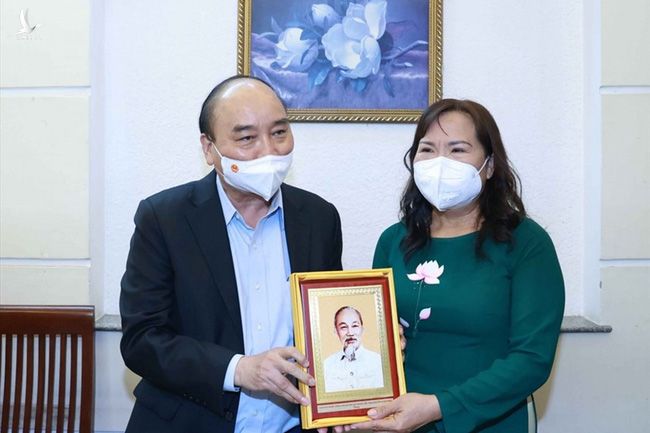 Chủ tịch nước Nguyễn Xuân Phúc thăm hỏi, chúc mừng các nhà giáo tại TPHCM - Ảnh 1.