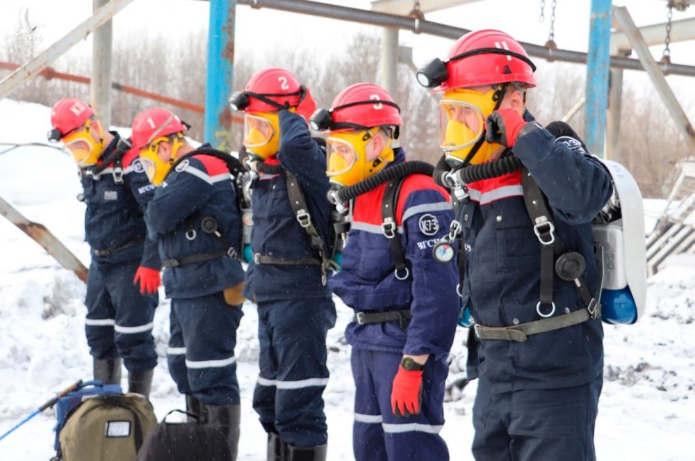 Nhân viên cứu hộ tại hiện trường vụ nổ mỏ than Listvyazhnaya, vùng Kemerovo phía tây nam Siberia, Nga vào ngày 25/11. Ảnh: AP.