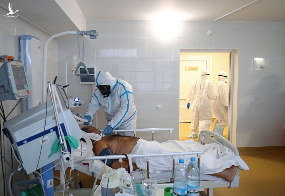 Nhân viên y tế chăm sóc một bệnh nhân Covid-19 tại Bệnh viện Lâm sàng Thành phố Số 1 ở Volzhsky, Nga, ngày 25/10. Ảnh: Reuters