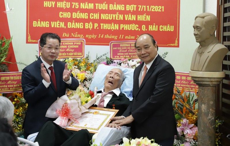 Trao Huy hiệu 75 năm tuổi Đảng cho thân sinh Chủ tịch nước Nguyễn Xuân Phúc - ảnh 1