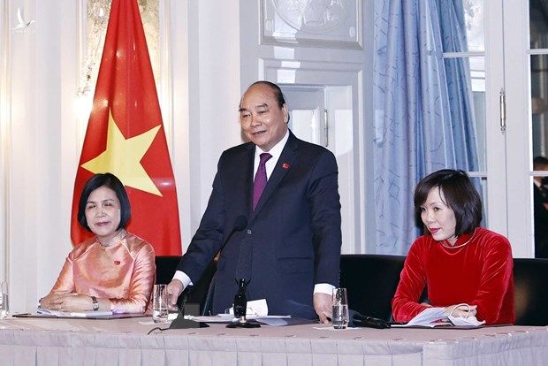 Chủ tịch nước Nguyễn Xuân Phúc gặp gỡ cộng đồng người Việt tại Thụy Sĩ hình ảnh 1 Chu tich nuoc Nguyen Xuan Phuc gap go cong dong nguoi Viet tai Thuy Si hinh anh 1