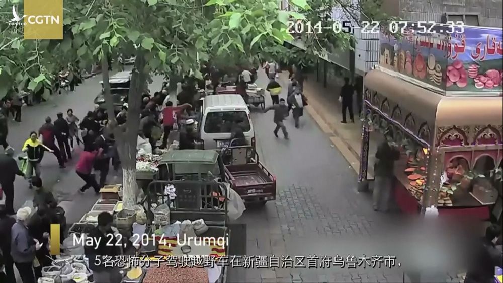 Trung Quốc công bố cảnh tượng kinh hoàng ở Tân Cương: Phóng hỏa, đâm xe như phim hành động - Ảnh 2.