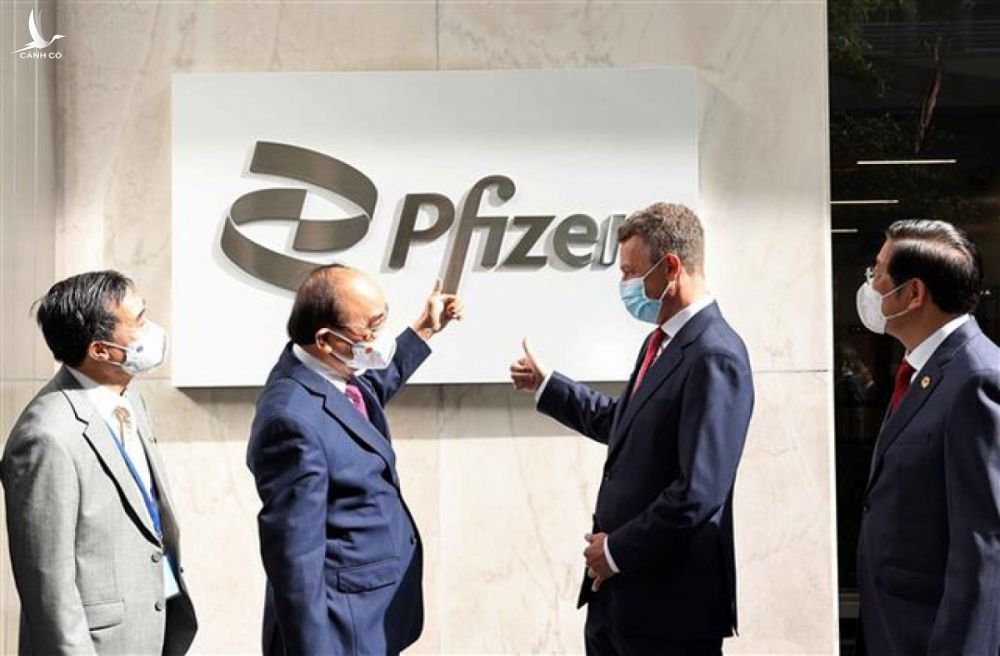 Chủ tịch nước Nguyễn Xuân Phúc thăm Công ty Pfizer.