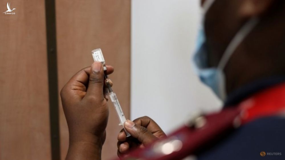 Một y tá tại Nam Phi đang chuẩn bị tiêm phòng vaccine ngừa Covid-19. Ảnh: Reuters