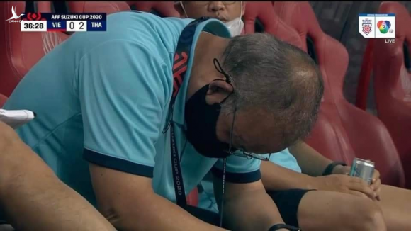 Xót xa khoảnh khắc thầy Park gục ngã, bất lực trong trận thua 0-2 của tuyển Việt Nam trước Thái Lan - Ảnh 2.
