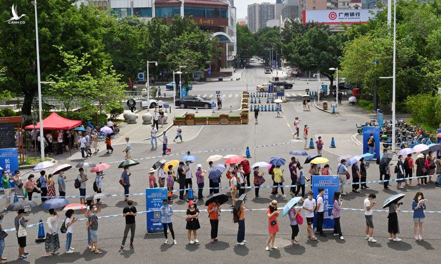 Người dân xếp hàng chờ tiêm vaccine Covid-19 tại thành phố Quảng Châu, tỉnh Quảng Đông, Trung Quốc, hôm 29/5. Ảnh: Reuters.