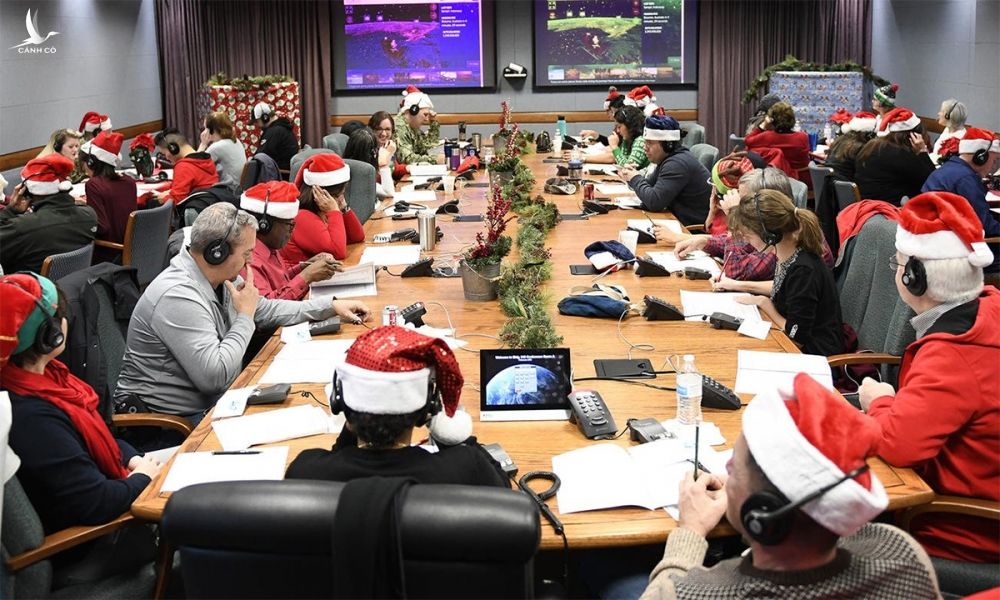 Các tình nguyện viên làm việc tại Trung tâm Chiến dịch Theo dõi Ông già Noel của NORAD tháng 12/2018. Ảnh: USAF.
