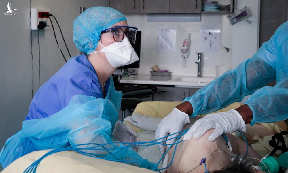 Nhân viên y tế Pháp chăm sóc một bệnh nhân trong phòng hồi sức tích cực ở bệnh viện tại Clamart, ngoại ô Paris ngày 23/12. Ảnh: AFP.