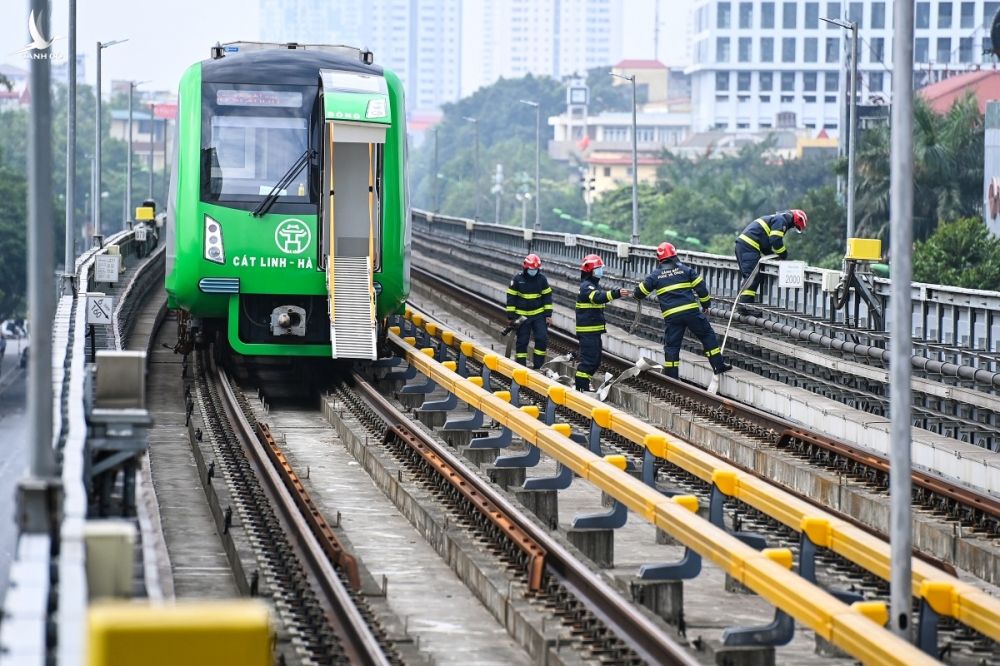 Một tình huống diễn tập cứu hộ trên đường sắt Cát Linh - Hà Đông, tháng 12/2020. Ảnh: Giang Huy