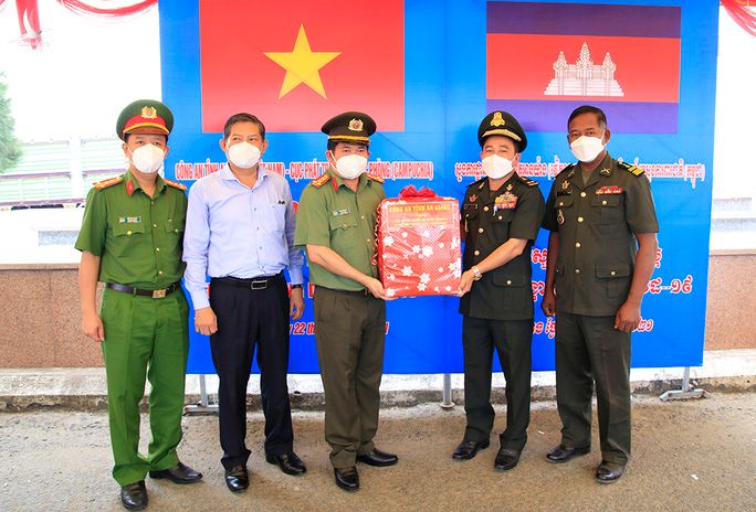 Đại tá Đinh Văn Nơi được Quốc vương Campuchia tặng huân chương - Ảnh 1.