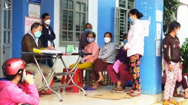Người dân ở Bình Định phải trả tiền test Covid-19 mới được chích vaccine