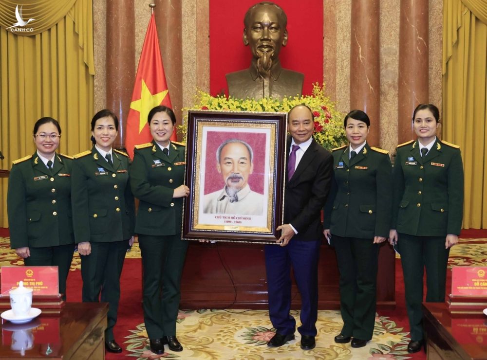 Chủ tịch nước Nguyễn Xuân Phúc tặng bức tranh chân dung Chủ tịch Hồ Chí Minh cho phụ nữ quân đội.