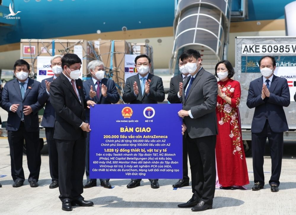Sau chuyến thăm châu Âu, Chủ tịch Quốc hội chứng kiến lễ bàn giao vaccine ngay sau khi tới sân bay Nội Bài.