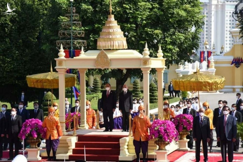Sáng 21/12, tại Hoàng Cung Campuchia, Quốc vương Norodom Sihamoni chủ trì lễ đón trọng thể Chủ tịch nước Nguyễn Xuân Phúc