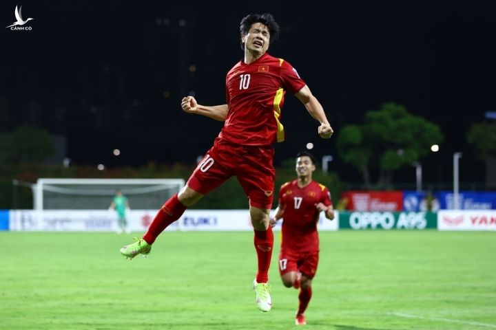 Quang Hải và Công Phượng ghi bàn, tuyển Việt Nam đè bẹp Malaysia - 1
