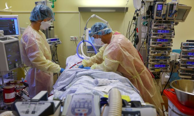 Nhân viên y tế chăm sóc cho bệnh nhân Covid-19 tại Bệnh viện Cộng đồng Havelhoehe, ở thủ đô Berlin, Đức hôm 6/12. Ảnh: Reuters.