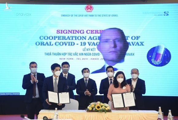 Lễ ký kết thoả thuận hợp tác, thương mại hoá vaccine ngừa Covid-19 đường uống tại Hà Nội, ngày 29/12. Ảnh: Sự kiện cung cấp