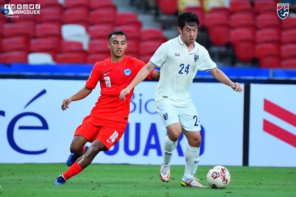 Worachit đi bóng qua Faris Ramli của Singapore trong trận đấu hôm 18/12. Tiền vệ số 24 mới lên tuyển Thái Lan trong năm 2021 và chỉ đá ba trận trước khi gặp Singapore. Ảnh: Changsuek
