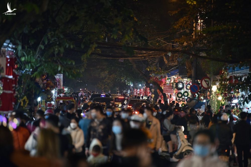 Hàng trăm người dân đi chơi, mua sắm ở phố Hàng Mã, quận Hoàn Kiếm tối 13/12. Ảnh: Thuý Quỳnh.